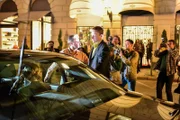 Diana ist auf den Schutz der beiden Bodyguards angewiesen, die auf Rechnung von Dodis Vater Mohamed Al Fayed arbeiten. Ihren professionellen Begleitschutz der Metropolitain Police hatte sie Ende 1993 auf eigenen Wunsch abschaffen lassen.
