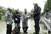 "Soko Donau", "Der zweite Mann." Ein ruhiger, sonniger Morgen in Wien. Plötzlich peitschen Schüsse durch die Luft, der Bote eines Geldtransporters wird auf offener Straße überfallen und bricht tödlich getroffen zusammen. Der Täter, verkleidet als Jogger, kann unerkannt entkommen. Kein einfacher Fall für die SOKO, denn obwohl sich einige Fußgänger in der Nähe des Überfalls befanden, gibt es nur einen brauchbaren Zeugen, einen Fensterputzer namens Petrovic. Mitten in die ersten Recherchen fällt die Nachricht von einem weiteren Mord. Unter Tag, im Wiener Kanalsystem, findet der Kanalarbeiter Fichtinger einen toten Kollegen. Der Tote, Michael Solka, wurde angeschossen und offensichtlich gefoltert, bevor er in der stinkenden Brühe des Kanals ertrunken ist. Bald stellt sich heraus, dass beide Opfer mit derselben Waffe erschossen worden sind. Doch wie und warum hängen die beiden Morde zusammen? Im Bild (v.li.): Gregor Seberg (Helmuth Nowak), Andreas Vitasek (Ewald Fichtinger), Stefan Jürgens (Carl Ribarski).