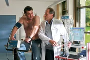 Wirt Jo Caspar (Chistian K. Schaeffer, l.) muss sich beim Gesundheitscheck von seinem Onkel Dr. Arthur Passauer (Stephan Paryla-Raky) einiges anhören.