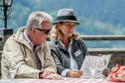 Die Gräfin Schönberg (Andrea L'Arronge, r.) und Hannes Kofler (Heinz Marecek, l.) sollen an einem Detektiv-Spiel teilnehmen. Ist das nun ein freundliches Geschenk oder eine Beleidigung?