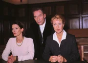 Die ehemalige Bankangestellte Gerda Reinhard (Kristina van Eyck, l.) steht wegen Mordes an ihrem Vorgesetzen vor Gericht. Die Staatsanwälte Lotze (Henry van Lyck) und Glaser (Britta Schmeling) glauben, dass sie sich rächen wollte.