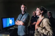 Andi Pircher (Martin Oberhauser, auf dem Bildschirm) wird vernommen. Seine Frau Barbara (Monica Reyes, 2.v.r.) hört beklommen zu - genau beobachtet von Lukas Roither (Jakob Seeböck, l.) und Kroisleitner (Ferry Öllinger, 2.v.l.) (Komparsin hinten r.).