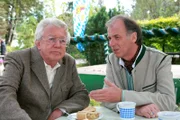 Harry Norden (Dieter Thomas Heck, li.) gesteht Ferdinand Reischl (Wolfgang Fierek), dass seine Frau ein Verhältnis mit dem Ermordeten hatte, aber er mit der Tat nichts zu tun habe.