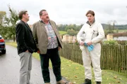 Christian Lind (Tom Mikulla, li.) und Korbinian Hofer (Joseph Hannesschläger, mi.) konfrontieren Horst Goebel (Georg Veitel) mit den neusten Ergebnissen, und vieles spricht dafür, dass der Mörder Imker war.