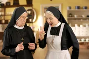 Die Mausefalle erwischt Schwester Agnes (v.li.: Karin Gregorek, Emanuela von Frankenberg).