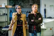 Saro Levante (Antonio Garuglio) mit Evelina (Alice Attala), seiner Auftraggeberin aus Mailand. Saro Levante betreibt illegale Textilproduktion mit Migranten.