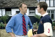 John Fox (Thomas Scharff, re.), der berühmteste Polospieler Englands, bittet seinen Trainer (Mark Kuhn) um eine Auszeit.