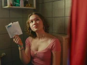 Polly (Mathilda Smidt) hat den Brief von Peppis Lehrerin abgefangen und weiß jetzt, dass seine Versetzung gefährdet ist.
