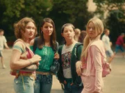 Polly (Mathilda Smidt, l.), Pinar (Bahar Balci, 2.v.l), Mascha (Arina Prass, 2.v.r.) und Nati (Lea Pietsch, r.) geben alles, um an der Schule als die coolen Girls durchzugehen.