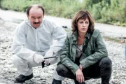 Wieder ein Frauenmord in Kitzbühel. Nina (Julia Cencig, r.) schaut sich mit dem Spurensicherer Hans Neuhold (Gerhard Liebmann, l.) den Tatort an.