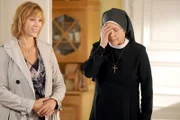 Schwester Hanna wird es schwindlig (v.li.: Carin C. Tietze, Janina Hartwig).