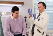Geoff Schwartz (Sam Lerner, l.), Doctor Richards (David Gautreaux, r.)