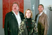 Die beiden Cops Korbinian Hofer (Joseph Hannesschläger, li.) und  Christian Lind (Tom Mikulla) sind von der Aussage Klaus Traupes ebenso geschockt wie dessen Schwester Ilse (Astrid Strassburger).