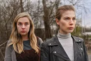 Lisa Schwegelin (Anna Herrmann, l.) und Hannah Zeiler (Nora Waldstätten, r.) sind zusammen am Tatort an dem Sebastian Willmaier (Ralf Beckord) ermordet wurde.