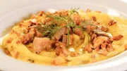„Fava“ (ein typischer griechischer Erbsen-Dip) mit Hering und Zwiebeln, hier serviert im Restaurant „Aktaion“.