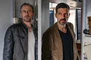 Dupin (Pasquale Aleardi) spürt, dass er nicht allein ist: Charles Braz (Thomas Niehaus, li.) versteckt sich vor dem Kommissar.