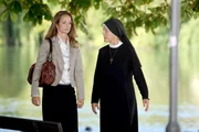 Angelika soll die Mitarbeiter von der drohenden Schließung unterrichten (v.li.: Lara Joy Körner, Janina Hartwig).