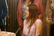 Sue (Eden Sher) ist schon ganz aufgeregt, weil ihr 16. Geburtstag bevorsteht. Doch zuerst müssen sie, Axl und Brick die Bestrafung ihrer Eltern über sich ergehen lassen.