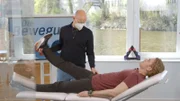 Nach einem Ärztemarathon an Bord der Hausbootpraxis: Der Student Nicolas O. leidet unter starken Rückenschmerzen. Bewegungs-Doc Helge Riepenhof will endlich an die Ursache ran, für ihn eindeutig das Kreuzdarmbeingelenk.