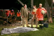 Zunächst war es nur ein Löscheinsatz der Freiwilligen Feuerwehr, aber nun haben es Korbinian Hofer (Joseph Hannesschläger, li.), Dr.Ursula Kern (Maren Schumacher, mi.) und Polizist Michael Mohr (Max Müller) mit einem Mordfall zu tun.