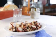Gegrillter Oktopus, eine lokalen Spezialität auf Santorin.