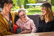 Donna Mohrbutter (Malena Focht, M.) ist begeistert von Catharina Knuths (Victoria Schulz, r.) kleinem Sohn Sam. Auch ihre Mutter Saskia (Zora Thiessen, l.) lässt sich von Donnas Freude anstecken.