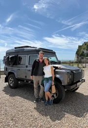 Astrid (r) und Torsten Maus mit ihrem Landrover Watson im walisischen Strandbad Colwyn Bay.
