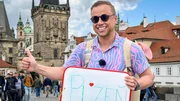 Jan Fitze versucht sein Glück auf der Karlsbrücke in Prag.