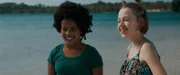 Von links: Noor (Maja Azila) und Ella (Cécile Enthoven) sind am Badesee.