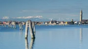 So sieht man Venedig selten: Am Ende des Winters, wenn auf den Alpengipfeln der Schnee schmilzt, ist es für manche Lagunenbewohner höchste Zeit zum Aufbruch.