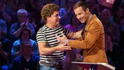 Moderator Kai Pflaume und seine Rateteam-Kapitäne Bernhard Hoecker und Elton begrüßen in dieser XXL-Ausgabe unter anderem den Comedian Atze Schröder und den Schauspieler Christoph Maria Herbst, die Schauspielerin Hannah Herzsprung und den Schauspieler Florian David Fitz, sowie die Journalistin und Herausgeberin Alice Schwarzer und die Journalistin und Tagesschau-Sprecherin Judith Rakers. Foto: Atze Schröder und Kai Pflaume (v.l.n.r.)