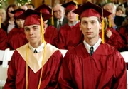 Malcolm (Frankie Muniz, l.) fällt es schwer, sich seinen Bruder Reese (Justin Berfield) als Schulhausmeister vorzustellen.