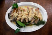 Zu Tisch Mosel – Deutschland Der marinierte Moselfisch ist genussbereit