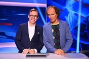 CDU Politiker Philipp Amthor (l.) bildet mit Olaf Schubert ein Rateteam im "heute-show extra - Das Quiz".