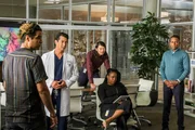 (v.li.): Brian Marc (Dr. Enrique ‚Ricky‘ Guerin), Will Yun Lee (Dr. Alex Park), Michael Liu (John Lundberg), Bria Henderson (Dr. Jordan Allen), Hill Harper (Dr. Marcus Andrews).