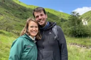Astrid (l) und Torsten Maus im Snowdonia Nationalpark in Wales.