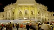 Außenansicht des heutigen Burgtheaters in Abendstimmung