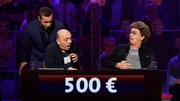 Moderator Kai Pflaume und seine Rateteam-Kapitäne Bernhard Hoëcker und Elton begrüßen in dieser Sendung als prominente Gäste in der ersten Runde den Musiker Andreas Gabalier und den Musiker Wincent Weiss. In der zweiten Runde den Comedian Atze Schröder und den Satiriker und Fernsehmoderator Oliver Welke, sowie in der dritten Runde die Schauspielerin Felicitas Woll und die Schauspielerin Svenja Jung. Foto (v.l.n.r.): Kai Pflaume, Bernhard Hoecker und Atze Schröder