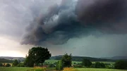 Vorsicht Hagel: Wenn ein Unwetter heranzieht und sich der Himmel unter der drohenden Wolkenfront grünlich verfärbt, ist das ein Warnzeichen. Oft bringen solche Gewitter Hagel mit sich.