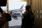 Der CBP-Beamte Marquez wartet auf der Rollbahn des internationalen Flughafens von Miami auf ein Flugzeug, während ein Kameramann weiterfilmt. (National Geographic)