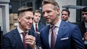 "Bad Banks", "Die Kündigung." Eben noch an der Spitze, morgen ein Nobody! Als Jungbankerin Jana gekündigt wird, droht sie in absolute Bedeutungslosigkeit abzusinken. Ein Lebenstraum zerplatzt. Verzweifelt klammert sich Jana an einen letzten Strohhalm: einen Wechsel in die 'Deutsche Global Invest' nach Frankfurt auf Empfehlung ihrer früheren Chefin Christelle Leblanc. Obwohl dies die räumliche Trennung von ihrem Freund Noah bedeutet, bewirbt sich Jana und könnte bald einen vielversprechenden Coup landen. Doch in der Hochfinanz sind gute Kontakte das wahre Überlebenselixier.Im Bild (v.li.): Tobias Moretti (Quirin Sydow), Barry Atsma (Gabriel Fenger).