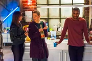 Moritz (Tijan Nije) ist überwältigt von der Aussicht, seinen Vater kennenzulernen. Michelle (Franziska Benz, l.) und Marie (Cheyenne Pahde) würden sich wahnsinnig für ihn freuen.