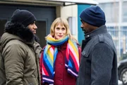 Moritz (Tijan Njie, l.) ist überwältigt, als er dank Sandra Eckardt seinem Vater Dan Holbroke (Ricky Watson) gegenübersteht.