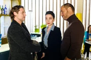Simone (Tatjana Clasing) ist erleichtert, als Richard (Silvan-Pierre Leirich, r.) bei der Begegnung mit Niclas (Ron Holzschuh,) keinen Verdacht schöpft.