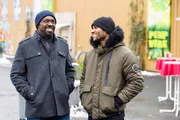 Moritz (Tijan Njie, r.) und sein Vater Dan (Ricky Watson) nähern sich vorsichtig an.