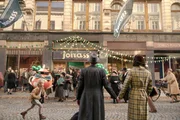 Arthur (Alexander Scheer, l.) und Alice (NIna Kunzendorf, r.) bei der Eröffnung des Jonass-Dependance.