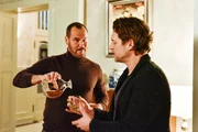 Richard (Silvan Pierre Leirich, l.) lässt Niclas (Ron Holzschuh) weiter in das Leben der Steinkamps.