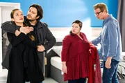 Maximilian (Francisco Medina, 2.v.l.) kann Elena (Lo Rivera, l.) überwältigen und ist perplex, als sie behauptet, Polizistin zu sein. Das lässt Vanessa (Julia Augustin) und Christoph (Lars Korten) aufhorchen.