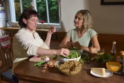 Margrit Arnold und Dagmar Graser schälen Erbsen für den Grünkernrisotto