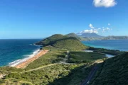 Karibische Schwestern Die Kleinen Antillen St. Kitts und Nevis Eine schmale bergige Landzunge zeigt von St. Kitts Richtung Süden zur Schwesterinsel - benannt nach dem höchsten Berg Schottlands, dem Ben Nevis.